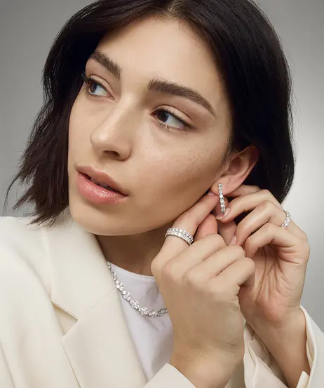 Model_wearing_diamond_jewelry_rings_and_necklaces